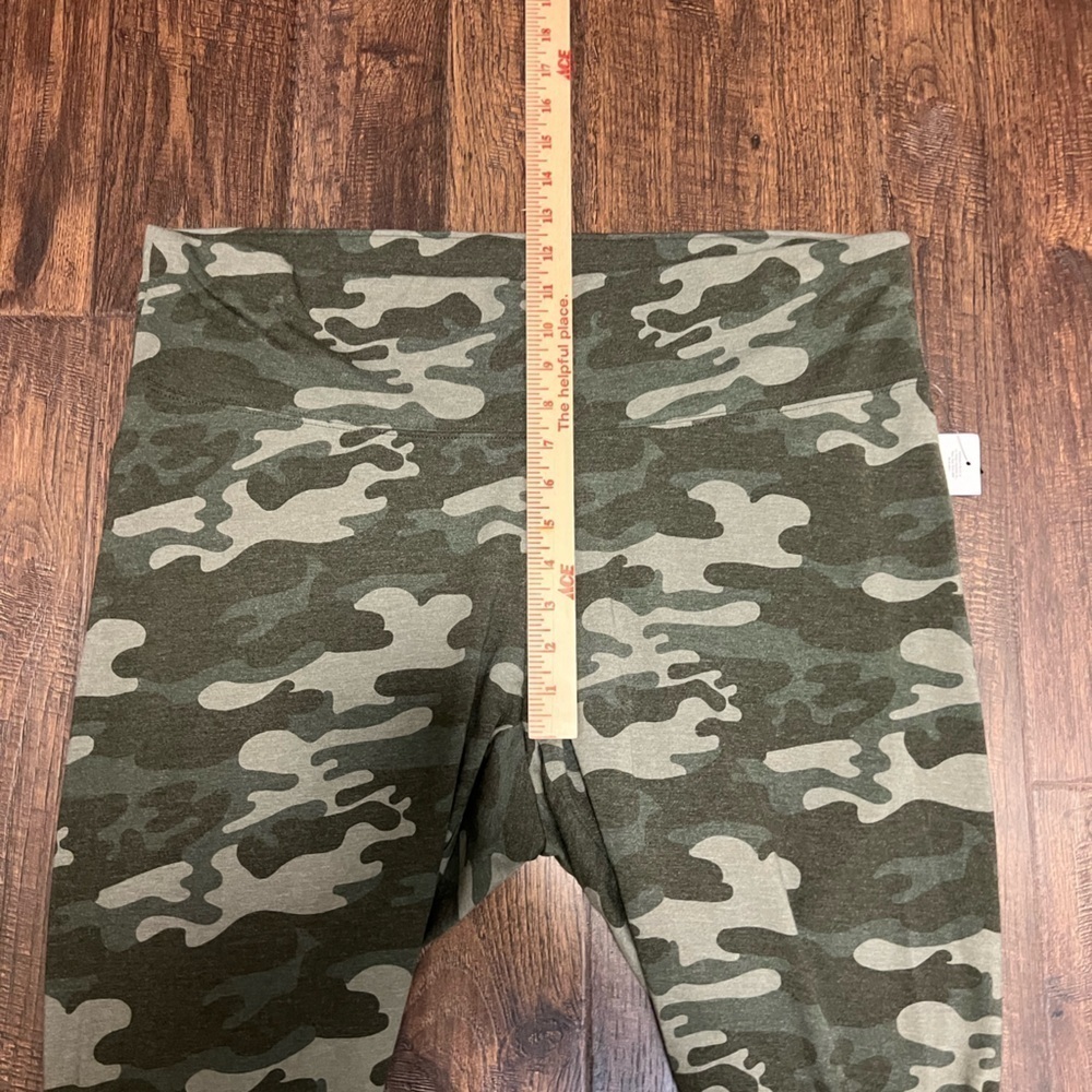 NWT a.n.a A New Approach Camo Leggings Size Women’s 2X Color Camo Green - Picture 9 of 10